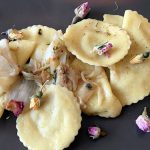 Ravioli con fiori edibili